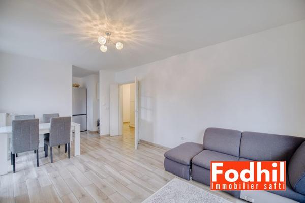 Appartement 2 pièces de 66 m² avec cave et parking.