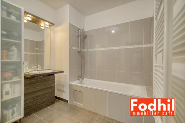 Appartement 2 pièces de 66 m² avec cave et parking.