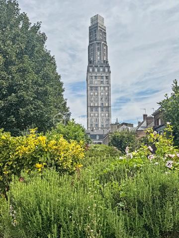 Idéalement situé en plein cœur d'Amiens, face au cinéma, à quelques minutes à pied de la gare, des commerces et de toutes les commodités, découvrez ce bien rare offrant près de 100 m² habitables dans une petite copropriété de seulement trois copropriétaires.

Vous profiterez d'un véritable privilège : une entrée totalement indépendante directement depuis la rue, procurant le confort et l'intimité d'une maison.

L'appartement principal se compose d'une entrée, d'un séjour lumineux, d'une cuisine, de deux chambres, d'une salle de bains et de WC indépendants.

À l'avant, une agréable loggia couverte prolonge l'espace de vie. À l'arrière, une terrasse s'ouvre sur un jardin à jouissance privative, véritable havre de paix en plein centre-ville.

Le bien dispose également d'un studio indépendant avec accès direct par le jardin, comprenant une chambre et une salle d'eau avec WC. Un espace idéal pour accueillir famille et amis, exercer une profession libérale, télétravailler ou disposer d'un espace indépendant.

L'ensemble est complété par un garage fermé, une cave et un grenier, offrant de nombreuses possibilités de stockage.

Les + du bien :

• Entrée privative sur rue
• Emplacement recherché en plein centre-ville
• Face au cinéma et à quelques minutes à pied de la gare
• 99,33 m² Loi Carrez 
• Appartement T3 + studio indépendant
• Jardin à jouissance privative de plus de 50 m²
• Loggia couverte
• Terrasse
• Garage fermé
• Cave
• Grenier
• Petite copropriété de seulement 3 copropriétaires

Informations complémentaires :

• DPE : D
• Chauffage collectif au gaz
• Charges de copropriété : 495 €/mois, comprenant notamment le chauffage collectif et l'eau froide
• Taxe foncière : 2 159 €

Un bien atypique et particulièrement rare sur le marché amiénois, réunissant les avantages d'un appartement et le confort d'une maison : entrée privative, espaces extérieurs, studio indépendant et nombreuses annexes. Un bien idéal pour une famille, une profession libérale, un projet intergénérationnel ou toute personne recherchant un cadre de vie unique en plein centre-ville.
.