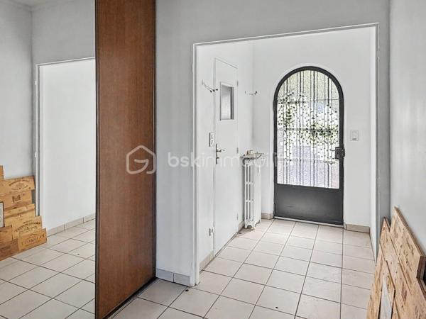 Idéalement situé en plein cœur d'Amiens, face au cinéma, à quelques minutes à pied de la gare, des commerces et de toutes les commodités, découvrez ce bien rare offrant près de 100 m² habitables dans une petite copropriété de seulement trois copropriétaires.

Vous profiterez d'un véritable privilège : une entrée totalement indépendante directement depuis la rue, procurant le confort et l'intimité d'une maison.

L'appartement principal se compose d'une entrée, d'un séjour lumineux, d'une cuisine, de deux chambres, d'une salle de bains et de WC indépendants.

À l'avant, une agréable loggia couverte prolonge l'espace de vie. À l'arrière, une terrasse s'ouvre sur un jardin à jouissance privative, véritable havre de paix en plein centre-ville.

Le bien dispose également d'un studio indépendant avec accès direct par le jardin, comprenant une chambre et une salle d'eau avec WC. Un espace idéal pour accueillir famille et amis, exercer une profession libérale, télétravailler ou disposer d'un espace indépendant.

L'ensemble est complété par un garage fermé, une cave et un grenier, offrant de nombreuses possibilités de stockage.

Les + du bien :

• Entrée privative sur rue
• Emplacement recherché en plein centre-ville
• Face au cinéma et à quelques minutes à pied de la gare
• 99,33 m² Loi Carrez 
• Appartement T3 + studio indépendant
• Jardin à jouissance privative de plus de 50 m²
• Loggia couverte
• Terrasse
• Garage fermé
• Cave
• Grenier
• Petite copropriété de seulement 3 copropriétaires

Informations complémentaires :

• DPE : D
• Chauffage collectif au gaz
• Charges de copropriété : 495 €/mois, comprenant notamment le chauffage collectif et l'eau froide
• Taxe foncière : 2 159 €

Un bien atypique et particulièrement rare sur le marché amiénois, réunissant les avantages d'un appartement et le confort d'une maison : entrée privative, espaces extérieurs, studio indépendant et nombreuses annexes. Un bien idéal pour une famille, une profession libérale, un projet intergénérationnel ou toute personne recherchant un cadre de vie unique en plein centre-ville.
.
