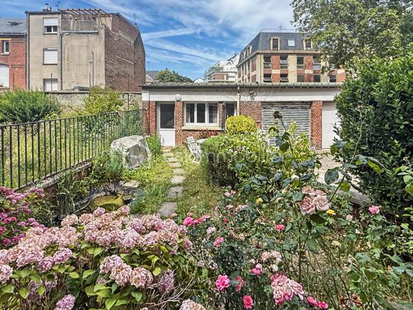Idéalement situé en plein cœur d'Amiens, face au cinéma, à quelques minutes à pied de la gare, des commerces et de toutes les commodités, découvrez ce bien rare offrant près de 100 m² habitables dans une petite copropriété de seulement trois copropriétaires.

Vous profiterez d'un véritable privilège : une entrée totalement indépendante directement depuis la rue, procurant le confort et l'intimité d'une maison.

L'appartement principal se compose d'une entrée, d'un séjour lumineux, d'une cuisine, de deux chambres, d'une salle de bains et de WC indépendants.

À l'avant, une agréable loggia couverte prolonge l'espace de vie. À l'arrière, une terrasse s'ouvre sur un jardin à jouissance privative, véritable havre de paix en plein centre-ville.

Le bien dispose également d'un studio indépendant avec accès direct par le jardin, comprenant une chambre et une salle d'eau avec WC. Un espace idéal pour accueillir famille et amis, exercer une profession libérale, télétravailler ou disposer d'un espace indépendant.

L'ensemble est complété par un garage fermé, une cave et un grenier, offrant de nombreuses possibilités de stockage.

Les + du bien :

• Entrée privative sur rue
• Emplacement recherché en plein centre-ville
• Face au cinéma et à quelques minutes à pied de la gare
• 99,33 m² Loi Carrez 
• Appartement T3 + studio indépendant
• Jardin à jouissance privative de plus de 50 m²
• Loggia couverte
• Terrasse
• Garage fermé
• Cave
• Grenier
• Petite copropriété de seulement 3 copropriétaires

Informations complémentaires :

• DPE : D
• Chauffage collectif au gaz
• Charges de copropriété : 495 €/mois, comprenant notamment le chauffage collectif et l'eau froide
• Taxe foncière : 2 159 €

Un bien atypique et particulièrement rare sur le marché amiénois, réunissant les avantages d'un appartement et le confort d'une maison : entrée privative, espaces extérieurs, studio indépendant et nombreuses annexes. Un bien idéal pour une famille, une profession libérale, un projet intergénérationnel ou toute personne recherchant un cadre de vie unique en plein centre-ville.
.