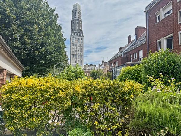 Idéalement situé en plein cœur d'Amiens, face au cinéma, à quelques minutes à pied de la gare, des commerces et de toutes les commodités, découvrez ce bien rare offrant près de 100 m² habitables dans une petite copropriété de seulement trois copropriétaires.

Vous profiterez d'un véritable privilège : une entrée totalement indépendante directement depuis la rue, procurant le confort et l'intimité d'une maison.

L'appartement principal se compose d'une entrée, d'un séjour lumineux, d'une cuisine, de deux chambres, d'une salle de bains et de WC indépendants.

À l'avant, une agréable loggia couverte prolonge l'espace de vie. À l'arrière, une terrasse s'ouvre sur un jardin à jouissance privative, véritable havre de paix en plein centre-ville.

Le bien dispose également d'un studio indépendant avec accès direct par le jardin, comprenant une chambre et une salle d'eau avec WC. Un espace idéal pour accueillir famille et amis, exercer une profession libérale, télétravailler ou disposer d'un espace indépendant.

L'ensemble est complété par un garage fermé, une cave et un grenier, offrant de nombreuses possibilités de stockage.

Les + du bien :

• Entrée privative sur rue
• Emplacement recherché en plein centre-ville
• Face au cinéma et à quelques minutes à pied de la gare
• 99,33 m² Loi Carrez 
• Appartement T3 + studio indépendant
• Jardin à jouissance privative de plus de 50 m²
• Loggia couverte
• Terrasse
• Garage fermé
• Cave
• Grenier
• Petite copropriété de seulement 3 copropriétaires

Informations complémentaires :

• DPE : D
• Chauffage collectif au gaz
• Charges de copropriété : 495 €/mois, comprenant notamment le chauffage collectif et l'eau froide
• Taxe foncière : 2 159 €

Un bien atypique et particulièrement rare sur le marché amiénois, réunissant les avantages d'un appartement et le confort d'une maison : entrée privative, espaces extérieurs, studio indépendant et nombreuses annexes. Un bien idéal pour une famille, une profession libérale, un projet intergénérationnel ou toute personne recherchant un cadre de vie unique en plein centre-ville.
.