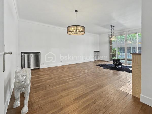 Idéalement situé en plein cœur d'Amiens, face au cinéma, à quelques minutes à pied de la gare, des commerces et de toutes les commodités, découvrez ce bien rare offrant près de 100 m² habitables dans une petite copropriété de seulement trois copropriétaires.

Vous profiterez d'un véritable privilège : une entrée totalement indépendante directement depuis la rue, procurant le confort et l'intimité d'une maison.

L'appartement principal se compose d'une entrée, d'un séjour lumineux, d'une cuisine, de deux chambres, d'une salle de bains et de WC indépendants.

À l'avant, une agréable loggia couverte prolonge l'espace de vie. À l'arrière, une terrasse s'ouvre sur un jardin à jouissance privative, véritable havre de paix en plein centre-ville.

Le bien dispose également d'un studio indépendant avec accès direct par le jardin, comprenant une chambre et une salle d'eau avec WC. Un espace idéal pour accueillir famille et amis, exercer une profession libérale, télétravailler ou disposer d'un espace indépendant.

L'ensemble est complété par un garage fermé, une cave et un grenier, offrant de nombreuses possibilités de stockage.

Les + du bien :

• Entrée privative sur rue
• Emplacement recherché en plein centre-ville
• Face au cinéma et à quelques minutes à pied de la gare
• 99,33 m² Loi Carrez 
• Appartement T3 + studio indépendant
• Jardin à jouissance privative de plus de 50 m²
• Loggia couverte
• Terrasse
• Garage fermé
• Cave
• Grenier
• Petite copropriété de seulement 3 copropriétaires

Informations complémentaires :

• DPE : D
• Chauffage collectif au gaz
• Charges de copropriété : 495 €/mois, comprenant notamment le chauffage collectif et l'eau froide
• Taxe foncière : 2 159 €

Un bien atypique et particulièrement rare sur le marché amiénois, réunissant les avantages d'un appartement et le confort d'une maison : entrée privative, espaces extérieurs, studio indépendant et nombreuses annexes. Un bien idéal pour une famille, une profession libérale, un projet intergénérationnel ou toute personne recherchant un cadre de vie unique en plein centre-ville.
.