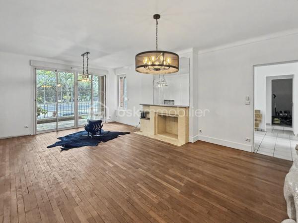 Idéalement situé en plein cœur d'Amiens, face au cinéma, à quelques minutes à pied de la gare, des commerces et de toutes les commodités, découvrez ce bien rare offrant près de 100 m² habitables dans une petite copropriété de seulement trois copropriétaires.

Vous profiterez d'un véritable privilège : une entrée totalement indépendante directement depuis la rue, procurant le confort et l'intimité d'une maison.

L'appartement principal se compose d'une entrée, d'un séjour lumineux, d'une cuisine, de deux chambres, d'une salle de bains et de WC indépendants.

À l'avant, une agréable loggia couverte prolonge l'espace de vie. À l'arrière, une terrasse s'ouvre sur un jardin à jouissance privative, véritable havre de paix en plein centre-ville.

Le bien dispose également d'un studio indépendant avec accès direct par le jardin, comprenant une chambre et une salle d'eau avec WC. Un espace idéal pour accueillir famille et amis, exercer une profession libérale, télétravailler ou disposer d'un espace indépendant.

L'ensemble est complété par un garage fermé, une cave et un grenier, offrant de nombreuses possibilités de stockage.

Les + du bien :

• Entrée privative sur rue
• Emplacement recherché en plein centre-ville
• Face au cinéma et à quelques minutes à pied de la gare
• 99,33 m² Loi Carrez 
• Appartement T3 + studio indépendant
• Jardin à jouissance privative de plus de 50 m²
• Loggia couverte
• Terrasse
• Garage fermé
• Cave
• Grenier
• Petite copropriété de seulement 3 copropriétaires

Informations complémentaires :

• DPE : D
• Chauffage collectif au gaz
• Charges de copropriété : 495 €/mois, comprenant notamment le chauffage collectif et l'eau froide
• Taxe foncière : 2 159 €

Un bien atypique et particulièrement rare sur le marché amiénois, réunissant les avantages d'un appartement et le confort d'une maison : entrée privative, espaces extérieurs, studio indépendant et nombreuses annexes. Un bien idéal pour une famille, une profession libérale, un projet intergénérationnel ou toute personne recherchant un cadre de vie unique en plein centre-ville.
.