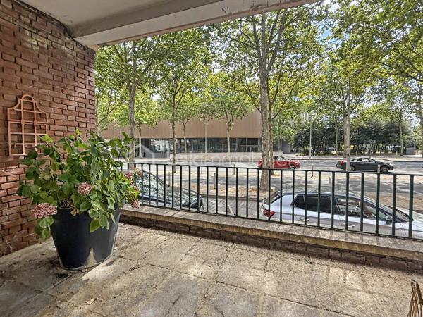 Idéalement situé en plein cœur d'Amiens, face au cinéma, à quelques minutes à pied de la gare, des commerces et de toutes les commodités, découvrez ce bien rare offrant près de 100 m² habitables dans une petite copropriété de seulement trois copropriétaires.

Vous profiterez d'un véritable privilège : une entrée totalement indépendante directement depuis la rue, procurant le confort et l'intimité d'une maison.

L'appartement principal se compose d'une entrée, d'un séjour lumineux, d'une cuisine, de deux chambres, d'une salle de bains et de WC indépendants.

À l'avant, une agréable loggia couverte prolonge l'espace de vie. À l'arrière, une terrasse s'ouvre sur un jardin à jouissance privative, véritable havre de paix en plein centre-ville.

Le bien dispose également d'un studio indépendant avec accès direct par le jardin, comprenant une chambre et une salle d'eau avec WC. Un espace idéal pour accueillir famille et amis, exercer une profession libérale, télétravailler ou disposer d'un espace indépendant.

L'ensemble est complété par un garage fermé, une cave et un grenier, offrant de nombreuses possibilités de stockage.

Les + du bien :

• Entrée privative sur rue
• Emplacement recherché en plein centre-ville
• Face au cinéma et à quelques minutes à pied de la gare
• 99,33 m² Loi Carrez 
• Appartement T3 + studio indépendant
• Jardin à jouissance privative de plus de 50 m²
• Loggia couverte
• Terrasse
• Garage fermé
• Cave
• Grenier
• Petite copropriété de seulement 3 copropriétaires

Informations complémentaires :

• DPE : D
• Chauffage collectif au gaz
• Charges de copropriété : 495 €/mois, comprenant notamment le chauffage collectif et l'eau froide
• Taxe foncière : 2 159 €

Un bien atypique et particulièrement rare sur le marché amiénois, réunissant les avantages d'un appartement et le confort d'une maison : entrée privative, espaces extérieurs, studio indépendant et nombreuses annexes. Un bien idéal pour une famille, une profession libérale, un projet intergénérationnel ou toute personne recherchant un cadre de vie unique en plein centre-ville.
.