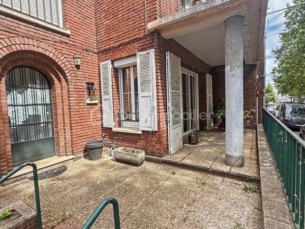 Idéalement situé en plein cœur d'Amiens, face au cinéma, à quelques minutes à pied de la gare, des commerces et de toutes les commodités, découvrez ce bien rare offrant près de 100 m² habitables dans une petite copropriété de seulement trois copropriétaires.

Vous profiterez d'un véritable privilège : une entrée totalement indépendante directement depuis la rue, procurant le confort et l'intimité d'une maison.

L'appartement principal se compose d'une entrée, d'un séjour lumineux, d'une cuisine, de deux chambres, d'une salle de bains et de WC indépendants.

À l'avant, une agréable loggia couverte prolonge l'espace de vie. À l'arrière, une terrasse s'ouvre sur un jardin à jouissance privative, véritable havre de paix en plein centre-ville.

Le bien dispose également d'un studio indépendant avec accès direct par le jardin, comprenant une chambre et une salle d'eau avec WC. Un espace idéal pour accueillir famille et amis, exercer une profession libérale, télétravailler ou disposer d'un espace indépendant.

L'ensemble est complété par un garage fermé, une cave et un grenier, offrant de nombreuses possibilités de stockage.

Les + du bien :

• Entrée privative sur rue
• Emplacement recherché en plein centre-ville
• Face au cinéma et à quelques minutes à pied de la gare
• 99,33 m² Loi Carrez 
• Appartement T3 + studio indépendant
• Jardin à jouissance privative de plus de 50 m²
• Loggia couverte
• Terrasse
• Garage fermé
• Cave
• Grenier
• Petite copropriété de seulement 3 copropriétaires

Informations complémentaires :

• DPE : D
• Chauffage collectif au gaz
• Charges de copropriété : 495 €/mois, comprenant notamment le chauffage collectif et l'eau froide
• Taxe foncière : 2 159 €

Un bien atypique et particulièrement rare sur le marché amiénois, réunissant les avantages d'un appartement et le confort d'une maison : entrée privative, espaces extérieurs, studio indépendant et nombreuses annexes. Un bien idéal pour une famille, une profession libérale, un projet intergénérationnel ou toute personne recherchant un cadre de vie unique en plein centre-ville.
.