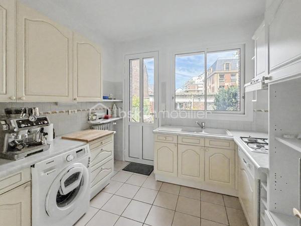Idéalement situé en plein cœur d'Amiens, face au cinéma, à quelques minutes à pied de la gare, des commerces et de toutes les commodités, découvrez ce bien rare offrant près de 100 m² habitables dans une petite copropriété de seulement trois copropriétaires.

Vous profiterez d'un véritable privilège : une entrée totalement indépendante directement depuis la rue, procurant le confort et l'intimité d'une maison.

L'appartement principal se compose d'une entrée, d'un séjour lumineux, d'une cuisine, de deux chambres, d'une salle de bains et de WC indépendants.

À l'avant, une agréable loggia couverte prolonge l'espace de vie. À l'arrière, une terrasse s'ouvre sur un jardin à jouissance privative, véritable havre de paix en plein centre-ville.

Le bien dispose également d'un studio indépendant avec accès direct par le jardin, comprenant une chambre et une salle d'eau avec WC. Un espace idéal pour accueillir famille et amis, exercer une profession libérale, télétravailler ou disposer d'un espace indépendant.

L'ensemble est complété par un garage fermé, une cave et un grenier, offrant de nombreuses possibilités de stockage.

Les + du bien :

• Entrée privative sur rue
• Emplacement recherché en plein centre-ville
• Face au cinéma et à quelques minutes à pied de la gare
• 99,33 m² Loi Carrez 
• Appartement T3 + studio indépendant
• Jardin à jouissance privative de plus de 50 m²
• Loggia couverte
• Terrasse
• Garage fermé
• Cave
• Grenier
• Petite copropriété de seulement 3 copropriétaires

Informations complémentaires :

• DPE : D
• Chauffage collectif au gaz
• Charges de copropriété : 495 €/mois, comprenant notamment le chauffage collectif et l'eau froide
• Taxe foncière : 2 159 €

Un bien atypique et particulièrement rare sur le marché amiénois, réunissant les avantages d'un appartement et le confort d'une maison : entrée privative, espaces extérieurs, studio indépendant et nombreuses annexes. Un bien idéal pour une famille, une profession libérale, un projet intergénérationnel ou toute personne recherchant un cadre de vie unique en plein centre-ville.
.