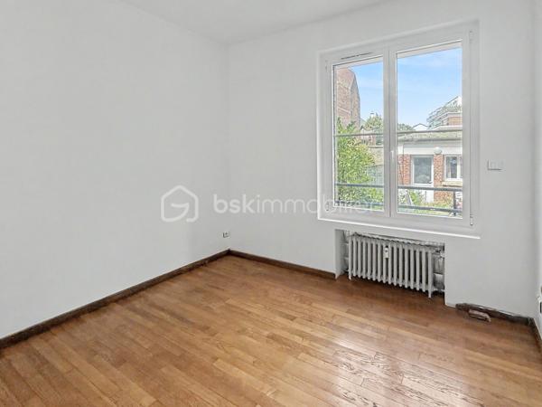 Idéalement situé en plein cœur d'Amiens, face au cinéma, à quelques minutes à pied de la gare, des commerces et de toutes les commodités, découvrez ce bien rare offrant près de 100 m² habitables dans une petite copropriété de seulement trois copropriétaires.

Vous profiterez d'un véritable privilège : une entrée totalement indépendante directement depuis la rue, procurant le confort et l'intimité d'une maison.

L'appartement principal se compose d'une entrée, d'un séjour lumineux, d'une cuisine, de deux chambres, d'une salle de bains et de WC indépendants.

À l'avant, une agréable loggia couverte prolonge l'espace de vie. À l'arrière, une terrasse s'ouvre sur un jardin à jouissance privative, véritable havre de paix en plein centre-ville.

Le bien dispose également d'un studio indépendant avec accès direct par le jardin, comprenant une chambre et une salle d'eau avec WC. Un espace idéal pour accueillir famille et amis, exercer une profession libérale, télétravailler ou disposer d'un espace indépendant.

L'ensemble est complété par un garage fermé, une cave et un grenier, offrant de nombreuses possibilités de stockage.

Les + du bien :

• Entrée privative sur rue
• Emplacement recherché en plein centre-ville
• Face au cinéma et à quelques minutes à pied de la gare
• 99,33 m² Loi Carrez 
• Appartement T3 + studio indépendant
• Jardin à jouissance privative de plus de 50 m²
• Loggia couverte
• Terrasse
• Garage fermé
• Cave
• Grenier
• Petite copropriété de seulement 3 copropriétaires

Informations complémentaires :

• DPE : D
• Chauffage collectif au gaz
• Charges de copropriété : 495 €/mois, comprenant notamment le chauffage collectif et l'eau froide
• Taxe foncière : 2 159 €

Un bien atypique et particulièrement rare sur le marché amiénois, réunissant les avantages d'un appartement et le confort d'une maison : entrée privative, espaces extérieurs, studio indépendant et nombreuses annexes. Un bien idéal pour une famille, une profession libérale, un projet intergénérationnel ou toute personne recherchant un cadre de vie unique en plein centre-ville.
.