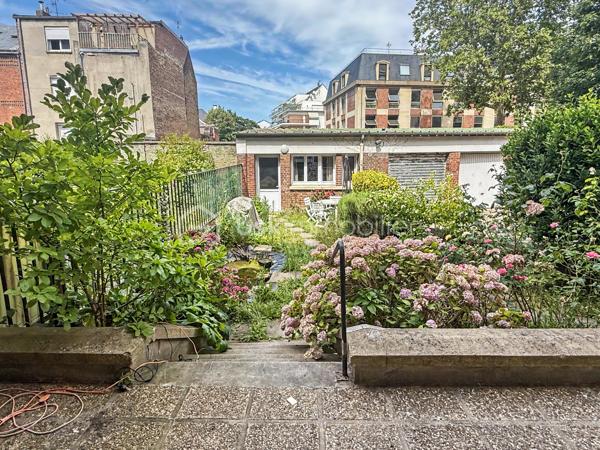 Idéalement situé en plein cœur d'Amiens, face au cinéma, à quelques minutes à pied de la gare, des commerces et de toutes les commodités, découvrez ce bien rare offrant près de 100 m² habitables dans une petite copropriété de seulement trois copropriétaires.

Vous profiterez d'un véritable privilège : une entrée totalement indépendante directement depuis la rue, procurant le confort et l'intimité d'une maison.

L'appartement principal se compose d'une entrée, d'un séjour lumineux, d'une cuisine, de deux chambres, d'une salle de bains et de WC indépendants.

À l'avant, une agréable loggia couverte prolonge l'espace de vie. À l'arrière, une terrasse s'ouvre sur un jardin à jouissance privative, véritable havre de paix en plein centre-ville.

Le bien dispose également d'un studio indépendant avec accès direct par le jardin, comprenant une chambre et une salle d'eau avec WC. Un espace idéal pour accueillir famille et amis, exercer une profession libérale, télétravailler ou disposer d'un espace indépendant.

L'ensemble est complété par un garage fermé, une cave et un grenier, offrant de nombreuses possibilités de stockage.

Les + du bien :

• Entrée privative sur rue
• Emplacement recherché en plein centre-ville
• Face au cinéma et à quelques minutes à pied de la gare
• 99,33 m² Loi Carrez 
• Appartement T3 + studio indépendant
• Jardin à jouissance privative de plus de 50 m²
• Loggia couverte
• Terrasse
• Garage fermé
• Cave
• Grenier
• Petite copropriété de seulement 3 copropriétaires

Informations complémentaires :

• DPE : D
• Chauffage collectif au gaz
• Charges de copropriété : 495 €/mois, comprenant notamment le chauffage collectif et l'eau froide
• Taxe foncière : 2 159 €

Un bien atypique et particulièrement rare sur le marché amiénois, réunissant les avantages d'un appartement et le confort d'une maison : entrée privative, espaces extérieurs, studio indépendant et nombreuses annexes. Un bien idéal pour une famille, une profession libérale, un projet intergénérationnel ou toute personne recherchant un cadre de vie unique en plein centre-ville.
.