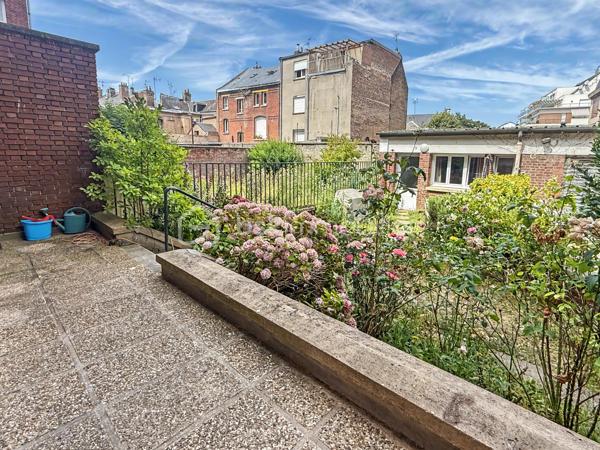 Idéalement situé en plein cœur d'Amiens, face au cinéma, à quelques minutes à pied de la gare, des commerces et de toutes les commodités, découvrez ce bien rare offrant près de 100 m² habitables dans une petite copropriété de seulement trois copropriétaires.

Vous profiterez d'un véritable privilège : une entrée totalement indépendante directement depuis la rue, procurant le confort et l'intimité d'une maison.

L'appartement principal se compose d'une entrée, d'un séjour lumineux, d'une cuisine, de deux chambres, d'une salle de bains et de WC indépendants.

À l'avant, une agréable loggia couverte prolonge l'espace de vie. À l'arrière, une terrasse s'ouvre sur un jardin à jouissance privative, véritable havre de paix en plein centre-ville.

Le bien dispose également d'un studio indépendant avec accès direct par le jardin, comprenant une chambre et une salle d'eau avec WC. Un espace idéal pour accueillir famille et amis, exercer une profession libérale, télétravailler ou disposer d'un espace indépendant.

L'ensemble est complété par un garage fermé, une cave et un grenier, offrant de nombreuses possibilités de stockage.

Les + du bien :

• Entrée privative sur rue
• Emplacement recherché en plein centre-ville
• Face au cinéma et à quelques minutes à pied de la gare
• 99,33 m² Loi Carrez 
• Appartement T3 + studio indépendant
• Jardin à jouissance privative de plus de 50 m²
• Loggia couverte
• Terrasse
• Garage fermé
• Cave
• Grenier
• Petite copropriété de seulement 3 copropriétaires

Informations complémentaires :

• DPE : D
• Chauffage collectif au gaz
• Charges de copropriété : 495 €/mois, comprenant notamment le chauffage collectif et l'eau froide
• Taxe foncière : 2 159 €

Un bien atypique et particulièrement rare sur le marché amiénois, réunissant les avantages d'un appartement et le confort d'une maison : entrée privative, espaces extérieurs, studio indépendant et nombreuses annexes. Un bien idéal pour une famille, une profession libérale, un projet intergénérationnel ou toute personne recherchant un cadre de vie unique en plein centre-ville.
.