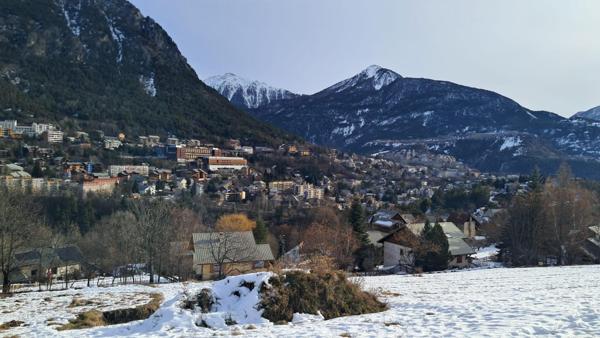 Très grand terrain constructible Briançon expo sud- 5 mn en voiture du centre ville