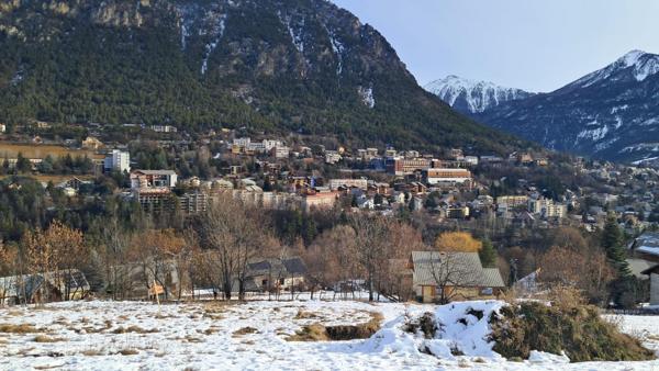 Très grand terrain constructible Briançon expo sud- 5 mn en voiture du centre ville