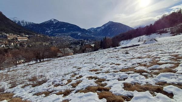 Très grand terrain constructible Briançon expo sud- 5 mn en voiture du centre ville