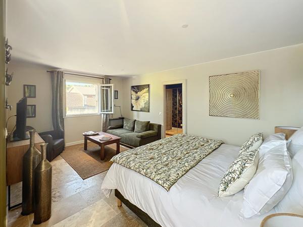 Cavaillon (84300) À Cavaillon, maison 9 pièces piscine et terrain de 1090 m2