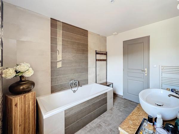 Cavaillon (84300) À Cavaillon, maison 9 pièces piscine et terrain de 1090 m2