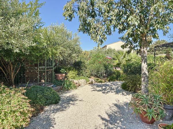 Cavaillon (84300) À Cavaillon, maison 9 pièces piscine et terrain de 1090 m2