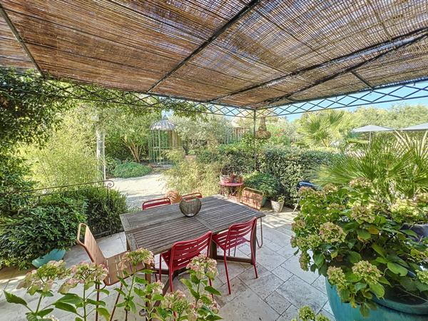 Cavaillon (84300) À Cavaillon, maison 9 pièces piscine et terrain de 1090 m2