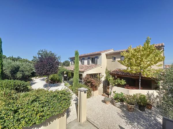 Cavaillon (84300) À Cavaillon, maison 9 pièces piscine et terrain de 1090 m2
