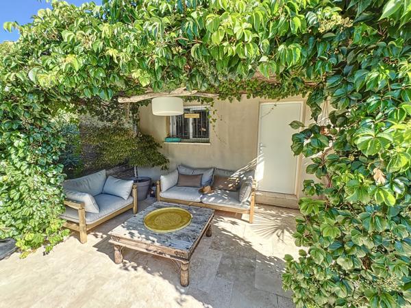 Cavaillon (84300) À Cavaillon, maison 9 pièces piscine et terrain de 1090 m2