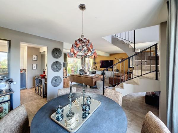 Cavaillon (84300) À Cavaillon, maison 9 pièces piscine et terrain de 1090 m2