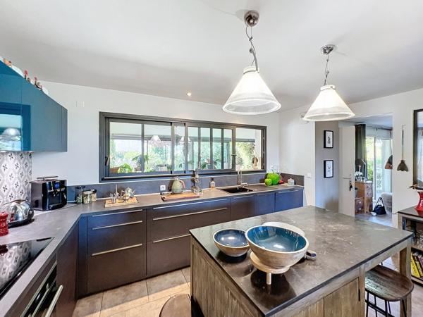 Cavaillon (84300) À Cavaillon, maison 9 pièces piscine et terrain de 1090 m2