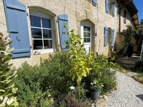 Proche de Marciac (8min) Maison ancienne (mitoyenne) au calme sur 4491m² de terrain.