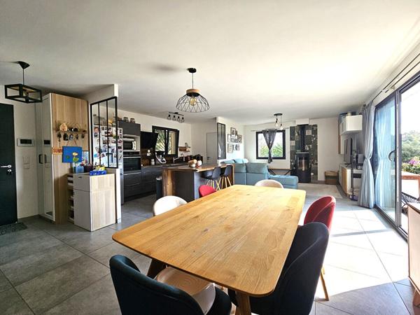 À VENDRE-La valette du var-Maison récente, quartier résidentiel, calme, piscine.