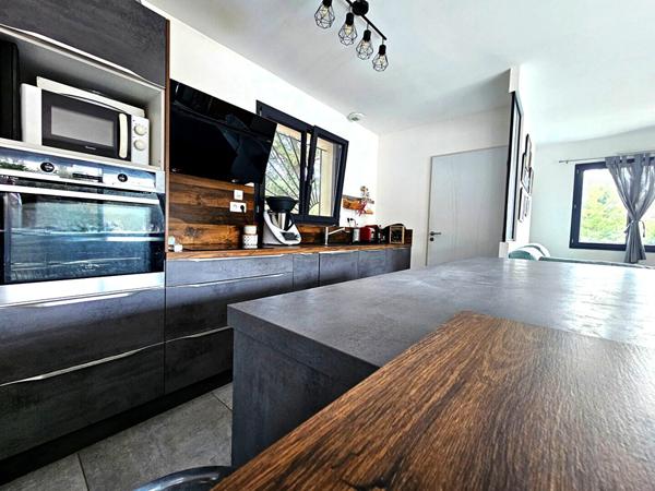 À VENDRE-La valette du var-Maison récente, quartier résidentiel, calme, piscine.