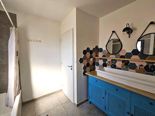 À VENDRE-La valette du var-Maison récente, quartier résidentiel, calme, piscine.