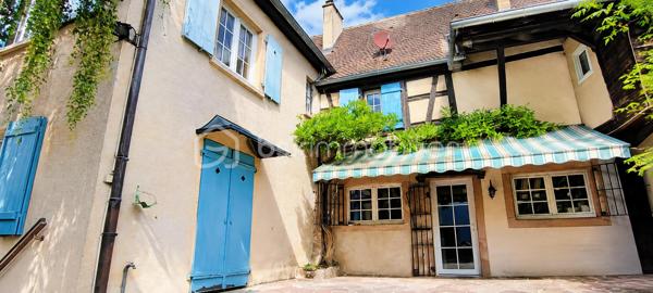 À découvrir à Riquewihr, au cœur de l’un des plus beaux villages d’Alsace !

Situé dans un secteur privilégié, en bordure des fortifications et avec une belle vue sur les vignes, cet ensemble immobilier offre un potentiel particulièrement intéressant et une configuration rare sur le secteur.

Édifié sur une parcelle d’environ 371 m², le bien se compose de deux maisons de village indépendantes, représentant environ :

150 m² pour la première maison
120 m² pour la seconde maison

Soit environ 270 m² habitables au total, avec de nombreuses pièces et possibilités d’aménagement à découvrir.

⭐ Un véritable atout à Riquewihr : garages et stationnements

La propriété dispose de deux garages, ainsi que de plusieurs possibilités de stationnement dans la cour privative.

Un confort particulièrement appréciable et rare à Riquewihr !

L'accès à la propriété est facile tout en bénéficiant d'un emplacement recherché, à proximité du cœur historique du village.

🏠 Un bien aux multiples possibilités

Cette propriété conviendra parfaitement à différents projets :

Grande propriété familiale, résidence principale avec une seconde maison destinée à la location, projet de location saisonnière ou touristique (*Avec accord de la mairie), rapprochement familial, investissement ou encore projet professionnel sous réserve des autorisations nécessaires.

La configuration des deux maisons permet d'imaginer de nombreux projets tout en conservant deux espaces distincts.

Vous découvrirez également une ancienne cave à vin, témoin du caractère et de l'histoire de cette propriété alsacienne.

🔥 Caractéristiques

L'une des maisons est équipée d'un chauffage au fioul, tandis que la seconde dispose d'un chauffage électrique.

Les deux habitations bénéficient également d'un conduit de cheminée, offrant des possibilités d'évolution du mode de chauffage. Un poêle en faïence vient compléter le charme de l'ensemble.

DPE : F. Des travaux sont à prévoir, notamment afin d'améliorer les performances énergétiques du bien.

❤️ Ce que l'on aime

Deux maisons sur une même propriété, environ 270 m² habitables, deux garages, stationnements privatifs, vue sur les vignes, proximité des fortifications et potentiel exceptionnel : une opportunité rare à Riquewihr.

Un bien qui mérite d'être découvert sur place pour apprécier pleinement ses volumes, son caractère et toutes les possibilités qu'il offre.

Prix : 425.000 €

📞06.75.95.64.60 Contactez-moi pour obtenir davantage de renseignements ou organiser une visite.