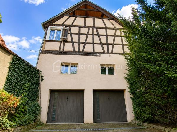 À découvrir à Riquewihr, au cœur de l’un des plus beaux villages d’Alsace !

Situé dans un secteur privilégié, en bordure des fortifications et avec une belle vue sur les vignes, cet ensemble immobilier offre un potentiel particulièrement intéressant et une configuration rare sur le secteur.

Édifié sur une parcelle d’environ 371 m², le bien se compose de deux maisons de village indépendantes, représentant environ :

150 m² pour la première maison
120 m² pour la seconde maison

Soit environ 270 m² habitables au total, avec de nombreuses pièces et possibilités d’aménagement à découvrir.

⭐ Un véritable atout à Riquewihr : garages et stationnements

La propriété dispose de deux garages, ainsi que de plusieurs possibilités de stationnement dans la cour privative.

Un confort particulièrement appréciable et rare à Riquewihr !

L'accès à la propriété est facile tout en bénéficiant d'un emplacement recherché, à proximité du cœur historique du village.

🏠 Un bien aux multiples possibilités

Cette propriété conviendra parfaitement à différents projets :

Grande propriété familiale, résidence principale avec une seconde maison destinée à la location, projet de location saisonnière ou touristique (*Avec accord de la mairie), rapprochement familial, investissement ou encore projet professionnel sous réserve des autorisations nécessaires.

La configuration des deux maisons permet d'imaginer de nombreux projets tout en conservant deux espaces distincts.

Vous découvrirez également une ancienne cave à vin, témoin du caractère et de l'histoire de cette propriété alsacienne.

🔥 Caractéristiques

L'une des maisons est équipée d'un chauffage au fioul, tandis que la seconde dispose d'un chauffage électrique.

Les deux habitations bénéficient également d'un conduit de cheminée, offrant des possibilités d'évolution du mode de chauffage. Un poêle en faïence vient compléter le charme de l'ensemble.

DPE : F. Des travaux sont à prévoir, notamment afin d'améliorer les performances énergétiques du bien.

❤️ Ce que l'on aime

Deux maisons sur une même propriété, environ 270 m² habitables, deux garages, stationnements privatifs, vue sur les vignes, proximité des fortifications et potentiel exceptionnel : une opportunité rare à Riquewihr.

Un bien qui mérite d'être découvert sur place pour apprécier pleinement ses volumes, son caractère et toutes les possibilités qu'il offre.

Prix : 425.000 €

📞06.75.95.64.60 Contactez-moi pour obtenir davantage de renseignements ou organiser une visite.