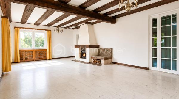 À découvrir à Riquewihr, au cœur de l’un des plus beaux villages d’Alsace !

Situé dans un secteur privilégié, en bordure des fortifications et avec une belle vue sur les vignes, cet ensemble immobilier offre un potentiel particulièrement intéressant et une configuration rare sur le secteur.

Édifié sur une parcelle d’environ 371 m², le bien se compose de deux maisons de village indépendantes, représentant environ :

150 m² pour la première maison
120 m² pour la seconde maison

Soit environ 270 m² habitables au total, avec de nombreuses pièces et possibilités d’aménagement à découvrir.

⭐ Un véritable atout à Riquewihr : garages et stationnements

La propriété dispose de deux garages, ainsi que de plusieurs possibilités de stationnement dans la cour privative.

Un confort particulièrement appréciable et rare à Riquewihr !

L'accès à la propriété est facile tout en bénéficiant d'un emplacement recherché, à proximité du cœur historique du village.

🏠 Un bien aux multiples possibilités

Cette propriété conviendra parfaitement à différents projets :

Grande propriété familiale, résidence principale avec une seconde maison destinée à la location, projet de location saisonnière ou touristique (*Avec accord de la mairie), rapprochement familial, investissement ou encore projet professionnel sous réserve des autorisations nécessaires.

La configuration des deux maisons permet d'imaginer de nombreux projets tout en conservant deux espaces distincts.

Vous découvrirez également une ancienne cave à vin, témoin du caractère et de l'histoire de cette propriété alsacienne.

🔥 Caractéristiques

L'une des maisons est équipée d'un chauffage au fioul, tandis que la seconde dispose d'un chauffage électrique.

Les deux habitations bénéficient également d'un conduit de cheminée, offrant des possibilités d'évolution du mode de chauffage. Un poêle en faïence vient compléter le charme de l'ensemble.

DPE : F. Des travaux sont à prévoir, notamment afin d'améliorer les performances énergétiques du bien.

❤️ Ce que l'on aime

Deux maisons sur une même propriété, environ 270 m² habitables, deux garages, stationnements privatifs, vue sur les vignes, proximité des fortifications et potentiel exceptionnel : une opportunité rare à Riquewihr.

Un bien qui mérite d'être découvert sur place pour apprécier pleinement ses volumes, son caractère et toutes les possibilités qu'il offre.

Prix : 425.000 €

📞06.75.95.64.60 Contactez-moi pour obtenir davantage de renseignements ou organiser une visite.