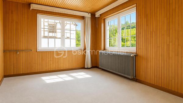À découvrir à Riquewihr, au cœur de l’un des plus beaux villages d’Alsace !

Situé dans un secteur privilégié, en bordure des fortifications et avec une belle vue sur les vignes, cet ensemble immobilier offre un potentiel particulièrement intéressant et une configuration rare sur le secteur.

Édifié sur une parcelle d’environ 371 m², le bien se compose de deux maisons de village indépendantes, représentant environ :

150 m² pour la première maison
120 m² pour la seconde maison

Soit environ 270 m² habitables au total, avec de nombreuses pièces et possibilités d’aménagement à découvrir.

⭐ Un véritable atout à Riquewihr : garages et stationnements

La propriété dispose de deux garages, ainsi que de plusieurs possibilités de stationnement dans la cour privative.

Un confort particulièrement appréciable et rare à Riquewihr !

L'accès à la propriété est facile tout en bénéficiant d'un emplacement recherché, à proximité du cœur historique du village.

🏠 Un bien aux multiples possibilités

Cette propriété conviendra parfaitement à différents projets :

Grande propriété familiale, résidence principale avec une seconde maison destinée à la location, projet de location saisonnière ou touristique (*Avec accord de la mairie), rapprochement familial, investissement ou encore projet professionnel sous réserve des autorisations nécessaires.

La configuration des deux maisons permet d'imaginer de nombreux projets tout en conservant deux espaces distincts.

Vous découvrirez également une ancienne cave à vin, témoin du caractère et de l'histoire de cette propriété alsacienne.

🔥 Caractéristiques

L'une des maisons est équipée d'un chauffage au fioul, tandis que la seconde dispose d'un chauffage électrique.

Les deux habitations bénéficient également d'un conduit de cheminée, offrant des possibilités d'évolution du mode de chauffage. Un poêle en faïence vient compléter le charme de l'ensemble.

DPE : F. Des travaux sont à prévoir, notamment afin d'améliorer les performances énergétiques du bien.

❤️ Ce que l'on aime

Deux maisons sur une même propriété, environ 270 m² habitables, deux garages, stationnements privatifs, vue sur les vignes, proximité des fortifications et potentiel exceptionnel : une opportunité rare à Riquewihr.

Un bien qui mérite d'être découvert sur place pour apprécier pleinement ses volumes, son caractère et toutes les possibilités qu'il offre.

Prix : 425.000 €

📞06.75.95.64.60 Contactez-moi pour obtenir davantage de renseignements ou organiser une visite.
