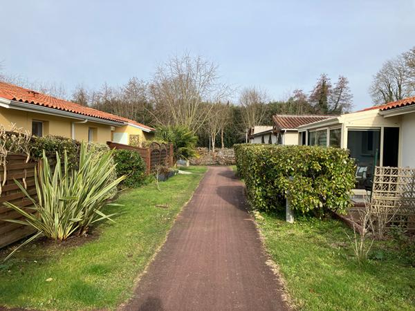 Dans Résidence Sénioriale de Meursac, à vendre maison de plain-pied, 86 m², 2 chambres, 110 m² de terrain privatif