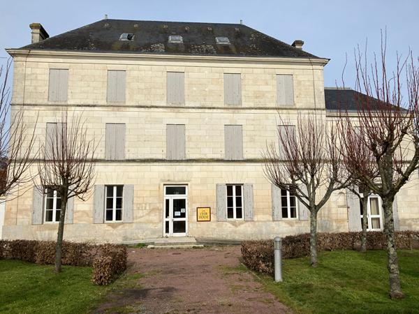 Dans Résidence Sénioriale de Meursac, à vendre maison de plain-pied, 86 m², 2 chambres, 110 m² de terrain privatif