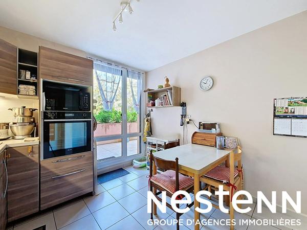 Appartement traversant à vendre à OULLINS 5 pièces de 101,73m² habitables avec 2 terrasses, cave et garage.