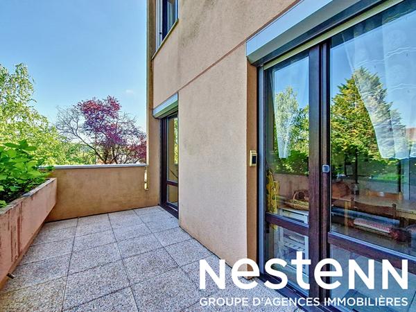 Appartement traversant à vendre à OULLINS 5 pièces de 101,73m² habitables avec 2 terrasses, cave et garage.