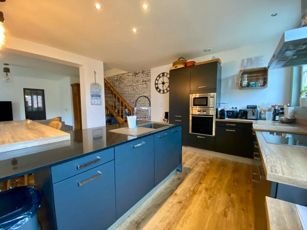 Maison rénovée, 132m², jardin avec piscine.