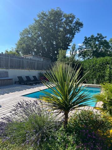 Maison rénovée, 132m², jardin avec piscine.