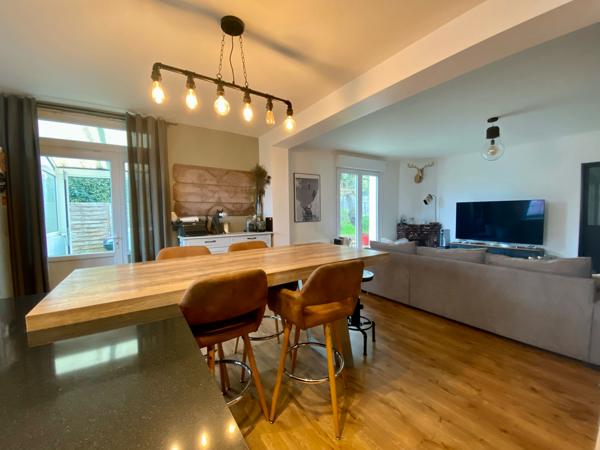 Maison rénovée, 132m², jardin avec piscine.