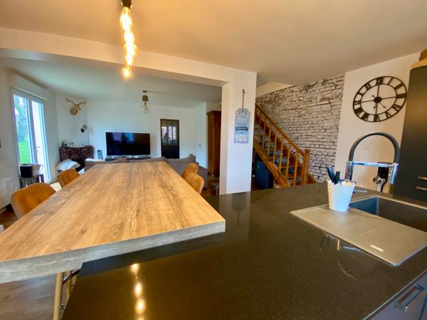 Maison rénovée, 132m², jardin avec piscine.