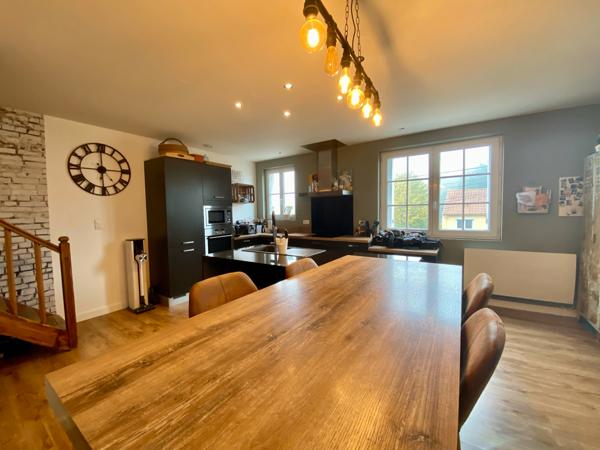 Maison rénovée, 132m², jardin avec piscine.