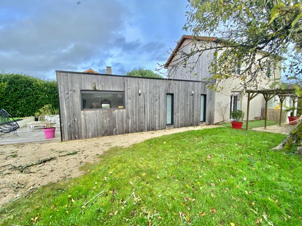 Maison rénovée, 132m², jardin avec piscine.