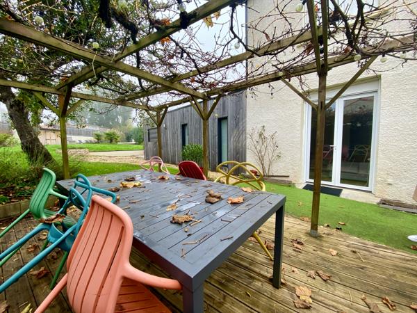 Maison rénovée, 132m², jardin avec piscine.