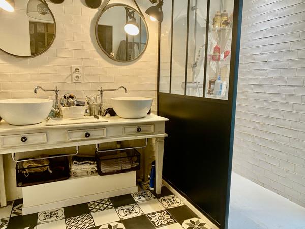 Maison rénovée, 132m², jardin avec piscine.