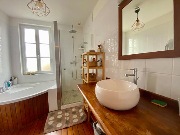 Maison rénovée, 132m², jardin avec piscine.