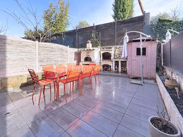 Exclusivité Gérald COVILI - BSK IMMOBILIER

Grasse - Charmante maison 4 pièces rénovée avec jardin, stationnement et piscine dans la résidence.

Située à Grasse, au sein d’un domaine sécurisé et recherché, cette agréable maison bénéficie d’un emplacement idéal, à proximité immédiate de la pénétrante et de toutes les commodités.

D’une superficie de 76 m² surface au sol ( 57 m² loi carrez ), cette maison de 4 pièces entièrement rénovée offre des prestations de qualité : Cuisine équipée, toiture refaite, isolation optimisée et climatisation installée dans toutes les pièces pour un confort optimal en toute saison.

Elle se compose d’un espace de vie lumineux, de trois chambres ( dont une mansardée ), ainsi que d’une agréable terrasse privative avec four à pizza et coin barbecue, idéale pour profiter des beaux jours et recevoir en toute convivialité.
La résidence dispose également d’une piscine, d'un terrain de boule et d'un joli parc arboré, offrant un cadre de vie privilégié.

Une place de stationnement privative complète ce bien, ainsi que de nombreuses places collectives au sein de la copropriété.

Un bien clé en main, idéal pour une résidence principale, secondaire ou un investissement locatif.
A visiter sans tarder - contacter Gérald COVILI au 06.14.42.87.03