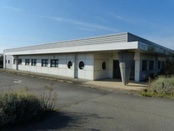 BATIMENT DE 800M² DE BUREAUX SUR 3200M² DE PARKING A 5 MIN ROCHEFORT 30 MIN LA ROHELLE