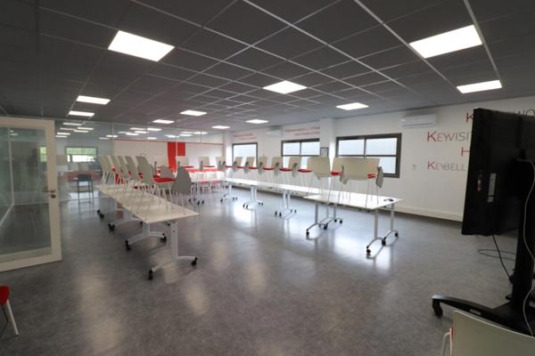 BATIMENT DE 800M² DE BUREAUX SUR 3200M² DE PARKING A 5 MIN ROCHEFORT 30 MIN LA ROHELLE