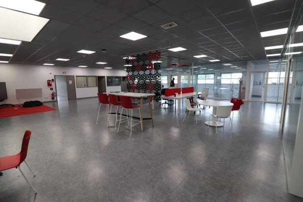 BATIMENT DE 800M² DE BUREAUX SUR 3200M² DE PARKING A 5 MIN ROCHEFORT 30 MIN LA ROHELLE